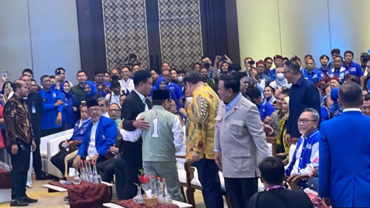 Cak Imin Dipeluk Prabowo saat Telat Datang di HUT PAN, Zulhas: Maksudnya Jangan Sampai Lepas Lagi