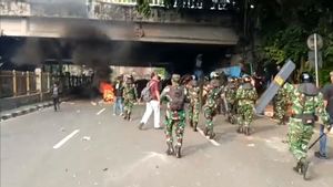 Batu Beterbangan di Flyover Slipi, TNI Bertameng Maju Jauhkan Pelajar Rusuh