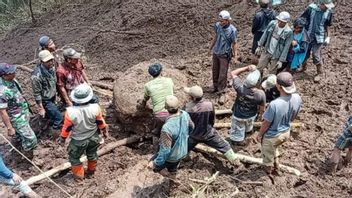 2个山体滑坡点在Probolinggo的Sapih，受影响的道路和房屋