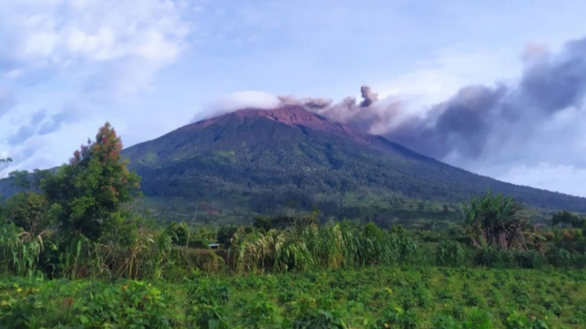 克林奇火山喷发将火山灰抛出高达200米