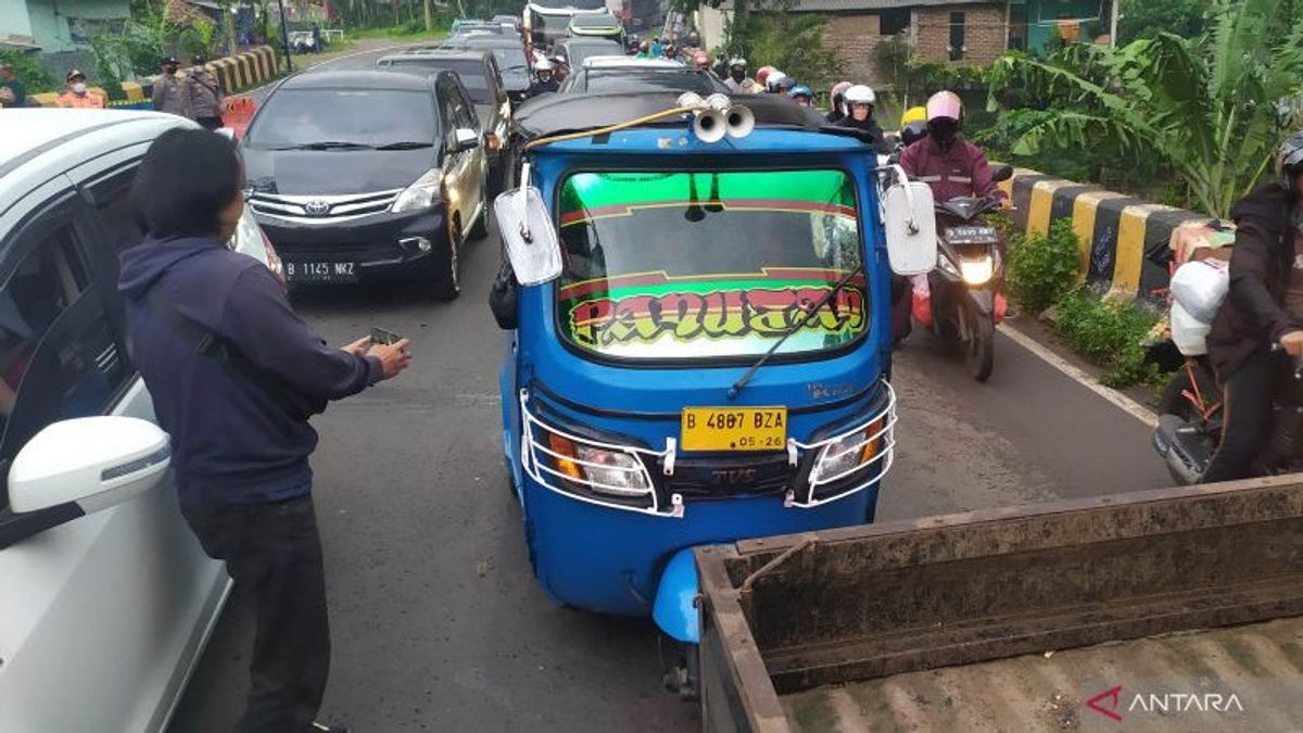 Dadang Mudik's Story From Mangga Dua To Tasikmalaya Using Bajaj, 12 Hours Just Until Nagreg!