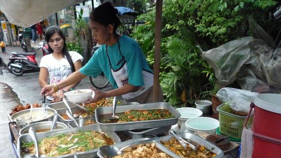 Ada Warteg Gratis untuk Pekerja Harian yang Penghasilannya Tak Tentu Selama Pandemi COVID-19