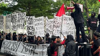 Ultras Garuda Demo Gembok Kantor PSSI