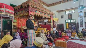 Anies Baswedan Jalani Ritual Kehormatan Kedatuan Luwu di Palopo
