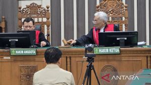 PT Sritex Commander Sentenced to 14 Years in Prison, Must Pay Rp677 Billion in Compensation
English: