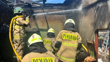 Terdengar Rentetan Suara Ledakan saat Dua Rumah di Kelapa Gading Terbakar