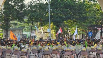 Student Demonstrations At Semarang City Hall Are Ricuh, Eye Gas Shot Police