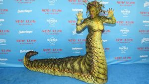    Tampil sebagai Medusa, Heidi Klum Tetap Jadi Queen of Halloween yang Tak Tergoyahkan