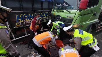悲劇的なことに、タンゲランの側でタイヤを交換中にトラックで死亡したドライバー日野 - メロク有料道路