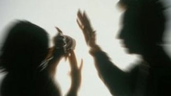 La caissière a été invitée à discuter avec un collègue, sa petite amie était jalouse, elle a été battue jusqu'à ce qu'elle soit éraillée