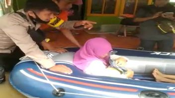 <i>Alhamdulillah</i>, Wanita Hamil Sukses Dievakuasi Gunakan Perahu Karet dari Banjir Kalsel 