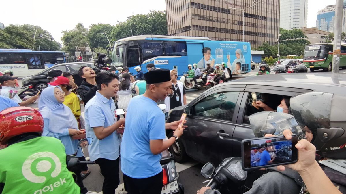 Les jeunes électeurs du TKN trouvent le titre d’action pour le chocolat et les fleurs après que Prabowo-Gibran ait gagné dans le compte rapide