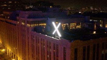 サンフランシスコにあるイーロンマスクの本社をマークする巨大な「X」ロゴ、市民からの論争の場面