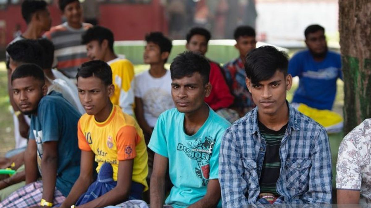 9 Rohingya Immigrant Men Climbing The Wall Of The Bathroom Escape From The Shelter Camp In Pidie