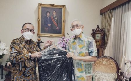 Try Sutrisno Sumbang Gamis dan Hamzah Haz Sumbang Sendal Selop untuk Museum Kepresidenan Balai Kirti