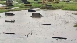 Makam di TPU Pondok Kelapa Terendam Banjir
