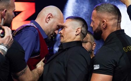 Sesi Face-off Tyson Fury dan Oleksandr Usyk Berlangsung Panas