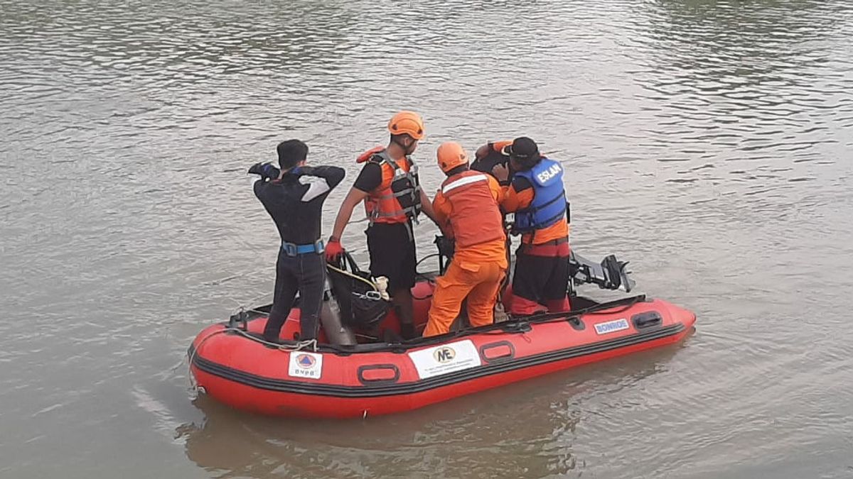 غرق سائق دراجة نارية ضحية حادث مفقود في نهر كاليمالانغ لا يزال يبحث عن فريق البحث والإنقاذ المشترك