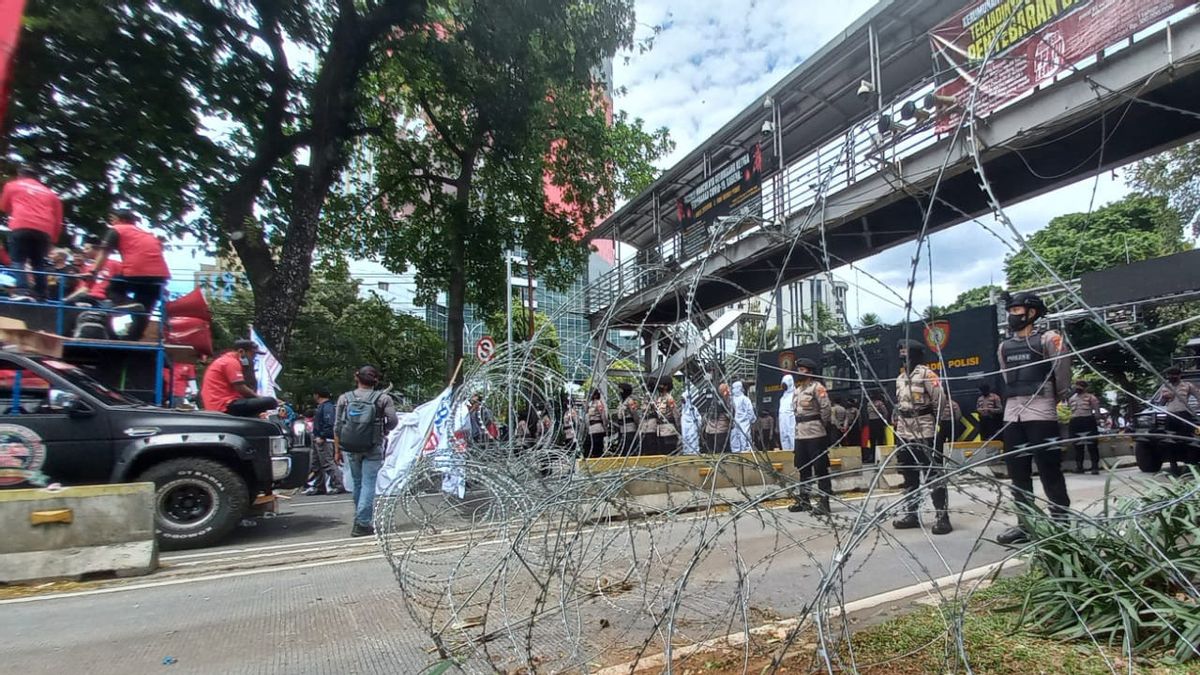 Buruh Turun ke Jalan, Polisi Tutup Jalan Medan Merdeka Barat