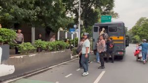 Sejumlah Pelajar Diangkut Polisi di Sekitar Polsek Palmerah, Sempat Ditembak Kembang Api oleh Massa