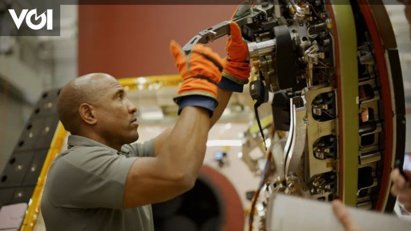 Artemis II astronauts use to open the side hatches of the Orion craft