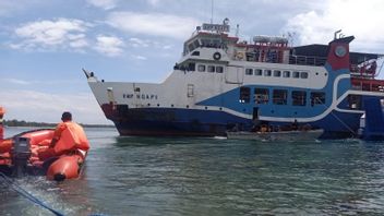 SAR Team Evacuation Of 253 Passengers Ferry That Ran Aground In Morotai Waters