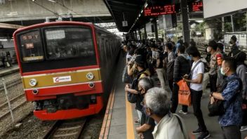 There Is A Labor Demonstration In Front Of The DPR Building, 4 KRL Stations Are Strictly Guarded