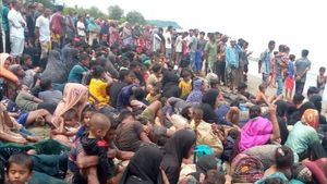 Le gouvernement indonésien apporte une aide aux réfugiés rohingyas à Aceh à la mémoire d'aujourd'hui, 25 mai 2015