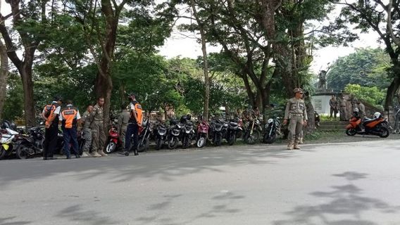 الإخلال بالنظام العام ، Satpol PP و Dishub وقوف السيارات غير القانوني المنظم في RTH Biao ، Praya Tengah
