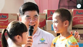 ポンドックシボンセル孤児院の子供たちと陽気な希望と笑顔を共有する