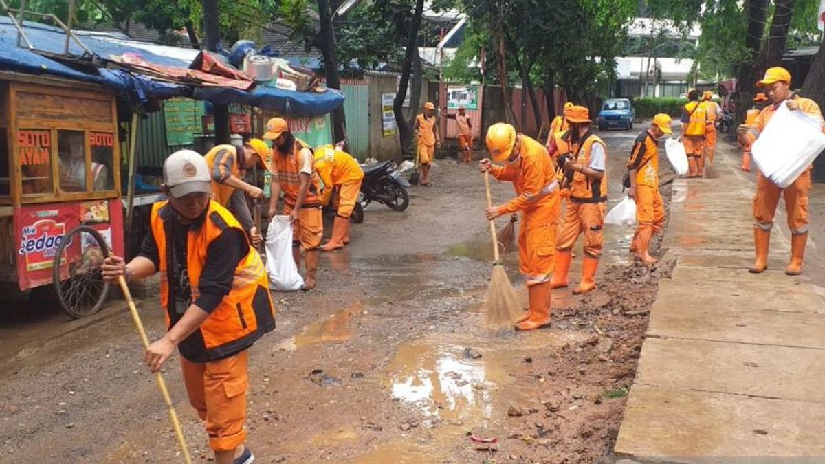 Pasukan “Pelangi" Diterjunkan Bersihkan Kemang Usai Banjir