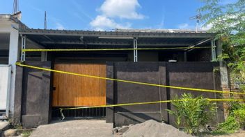 Polisi Evakuasi Jenazah Perempuan yang Dicor di Sumur ke RS Bhayangkara Mataram