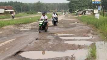 Besok Jokowi ke Lampung, Jalan Terusan Ryacudu yang Rusak Ditimbun 