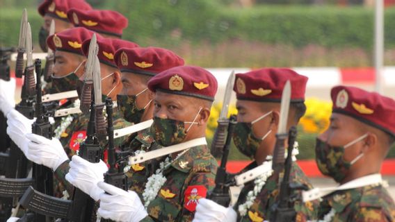 由于害怕游击队袭击，缅甸军政府军人及其家属逃离仰光