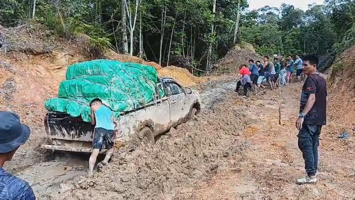 孤立の脅威にさらされ、アパウカヤンの住民はマレーシアから基本的なニーズと燃料を購入