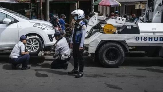 Kendaraan Parkir Sembarangan di Sekitar Sudirman-Thamrin Saat Malam Tahun Baru Siap-siap Diderek