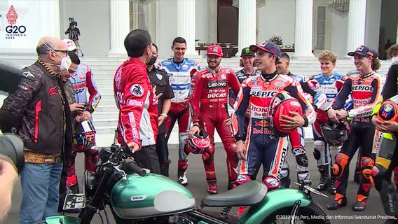Jamu 20 Pebalap MotoGP di Istana Negara, Presiden Jokowi Pamer Motor <i>Custom</i> Kesayangan ke Marc Marquez Cs