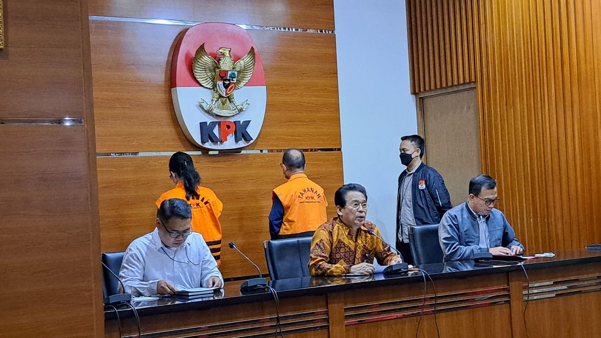 Kapuas Regent And Wife Become KPK Prisoners For Cutting Civil Servant Money And Receiving Bribes