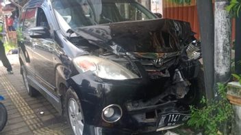 3 أشخاص يجلسون على الرصيف صدمته سيارة في تابانان في بالي، قتيل واحد