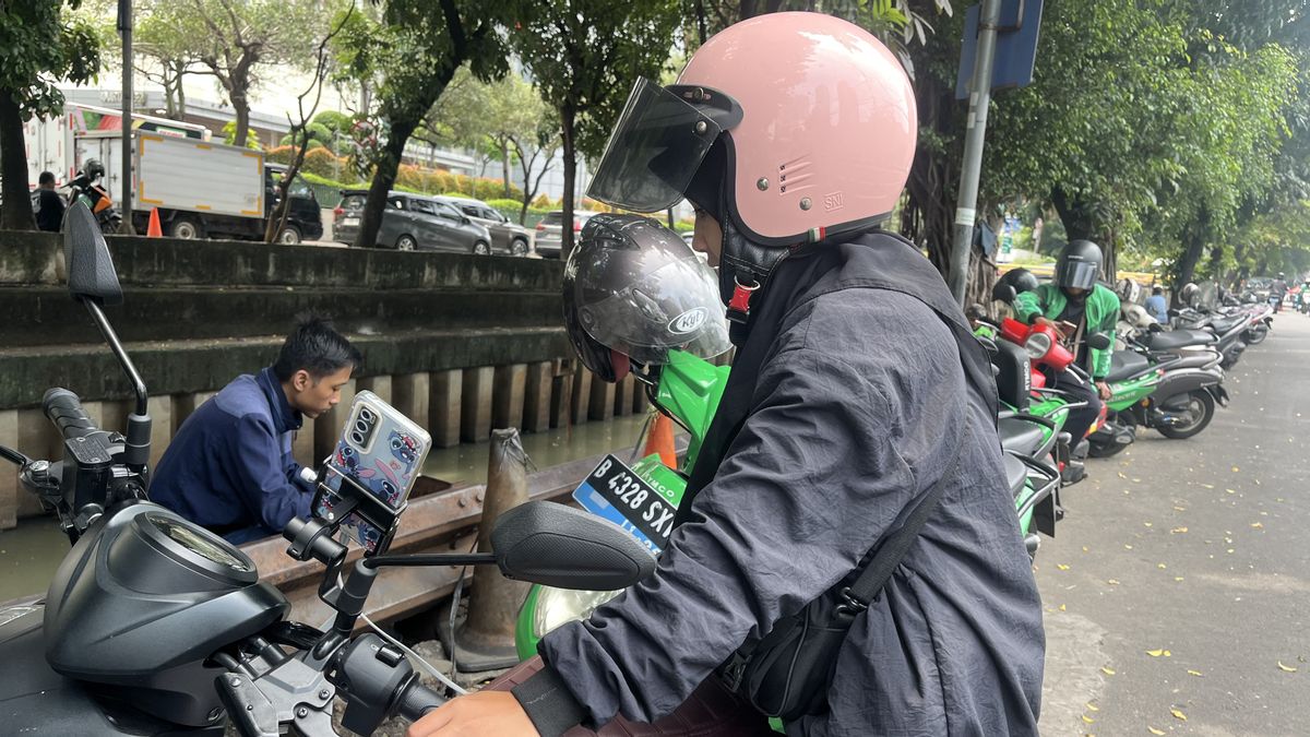 Ditinggal Ribuan Ojol Demo, Pengemudi Wanita Ini Pilih Narik Demi Anaknya: "Percuma, Enggak Dapat Duit!"