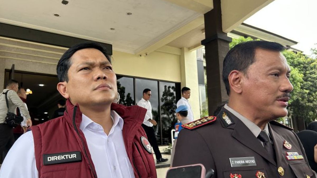 巴淡岛公务员分发毒品蒸汽MDMB 4 EN Pinaca 与DJ和Sektetaris一起逮捕