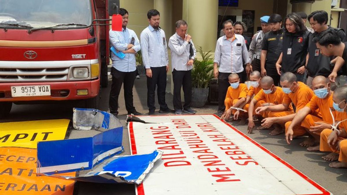 Komplotan Pencuri Rambu 'Dilarang Mendahului dari Kiri' Tol Tangerang-Merak Diringkus Polisi