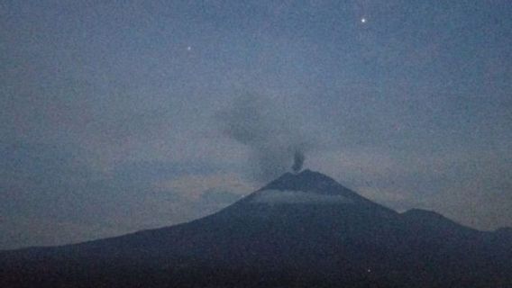 Gunung Semeru Erupsi di Malam Tahun Baru