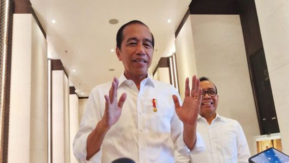 Asked About Cabinet Reshuffle, Jokowi Smiles