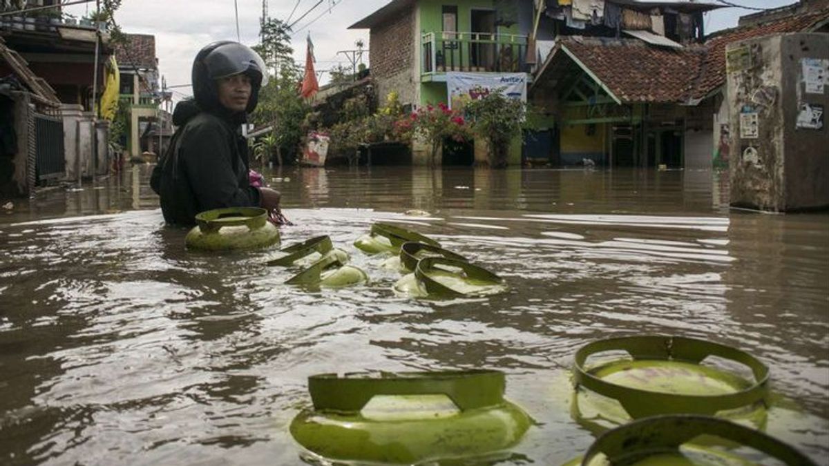 Nekat Terabas Banjir Kupang NTT, Pasutri Terseret Arus, 1 Ditemukan Meninggal