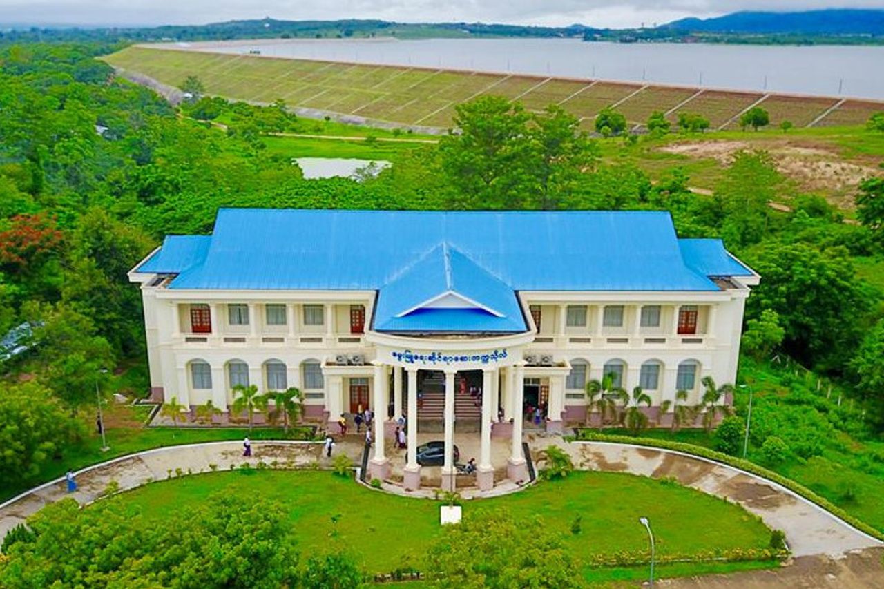 Le Régime Militaire Du Myanmar Exige 10 Universitaires Et 400 étudiants
