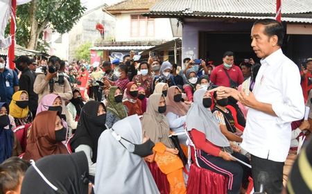 Jokowi Titip ke Emak-emak Bangka Belitung Saat Serahkan Bansos: Untuk Gizi Anak Boleh, Jangan Beli HP atau Baju Baru