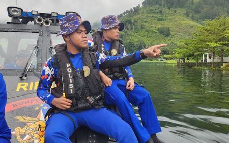 Polda Sumut Turunkan Tim Penyelam Cari Korban Banjir Bandang Humbahas di Danau Toba