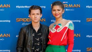 heureuse, Zendaya reconnaissante appliquée par Tom Hollywood par une manière simple