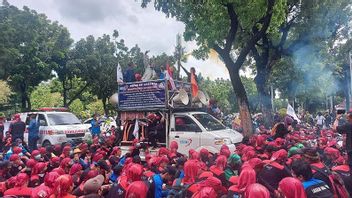 Hundreds Of Workers Crowd Anies' Office Today, Demand Anies Against The Administrative Court Decision Regarding The DKI UMP
